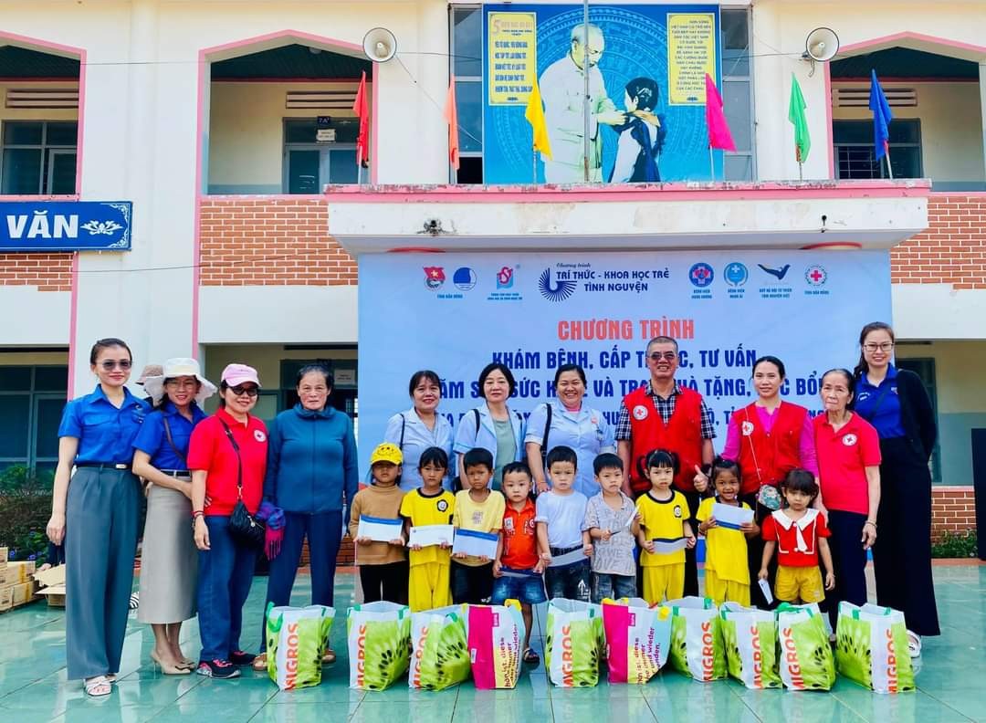 Đắk Nông: Khám bệnh, cấp thuốc, trao học bổng cho học sinh huyện Krông Nô