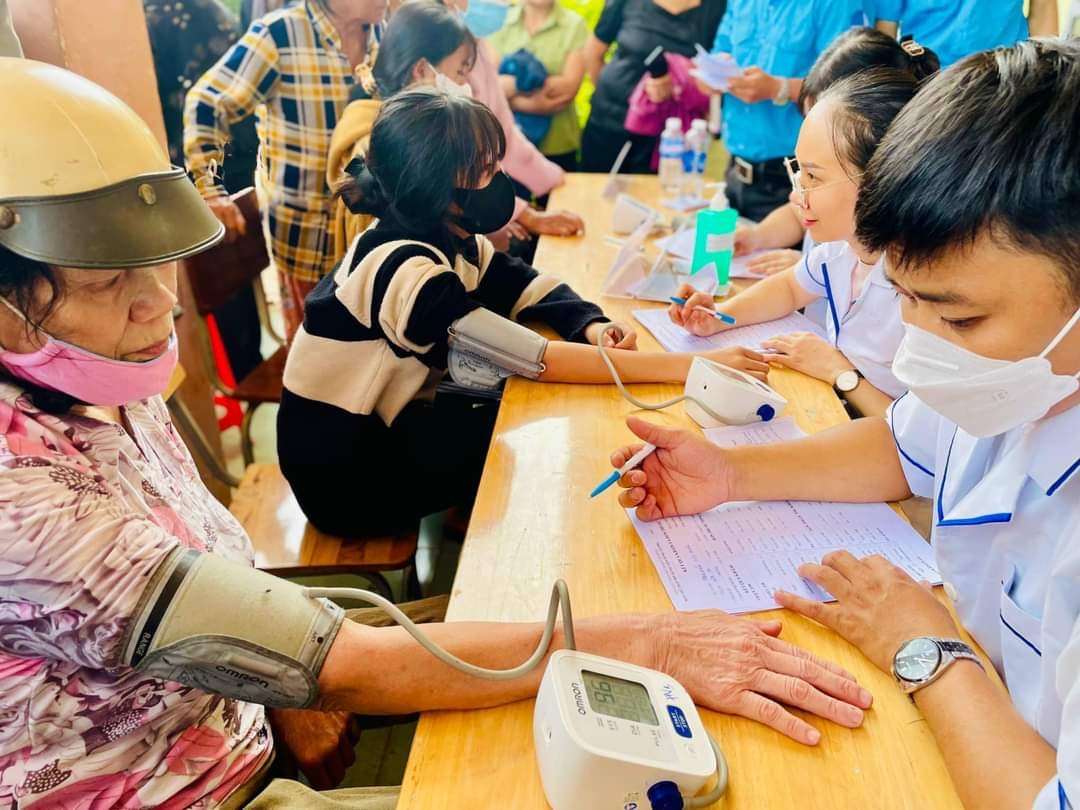 Đắk Nông: Khám bệnh, cấp thuốc, trao học bổng cho học sinh huyện Krông Nô