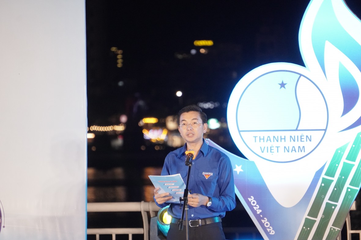 Hội thi “đồng diễn Semaphore” chào mừng Đại hội LHTN thành phố Đà Nẵng