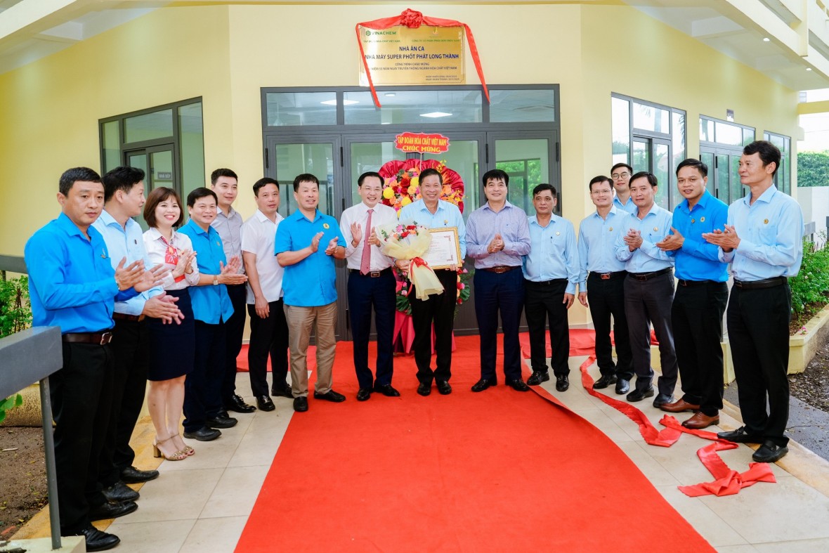 Lãnh đạo Tập đoàn Hóa chất Việt Nam và lãnh đạo Công ty gắn biển công trình Nhà ăn ca tại Nhà máy Super Phốt phát Long Thành