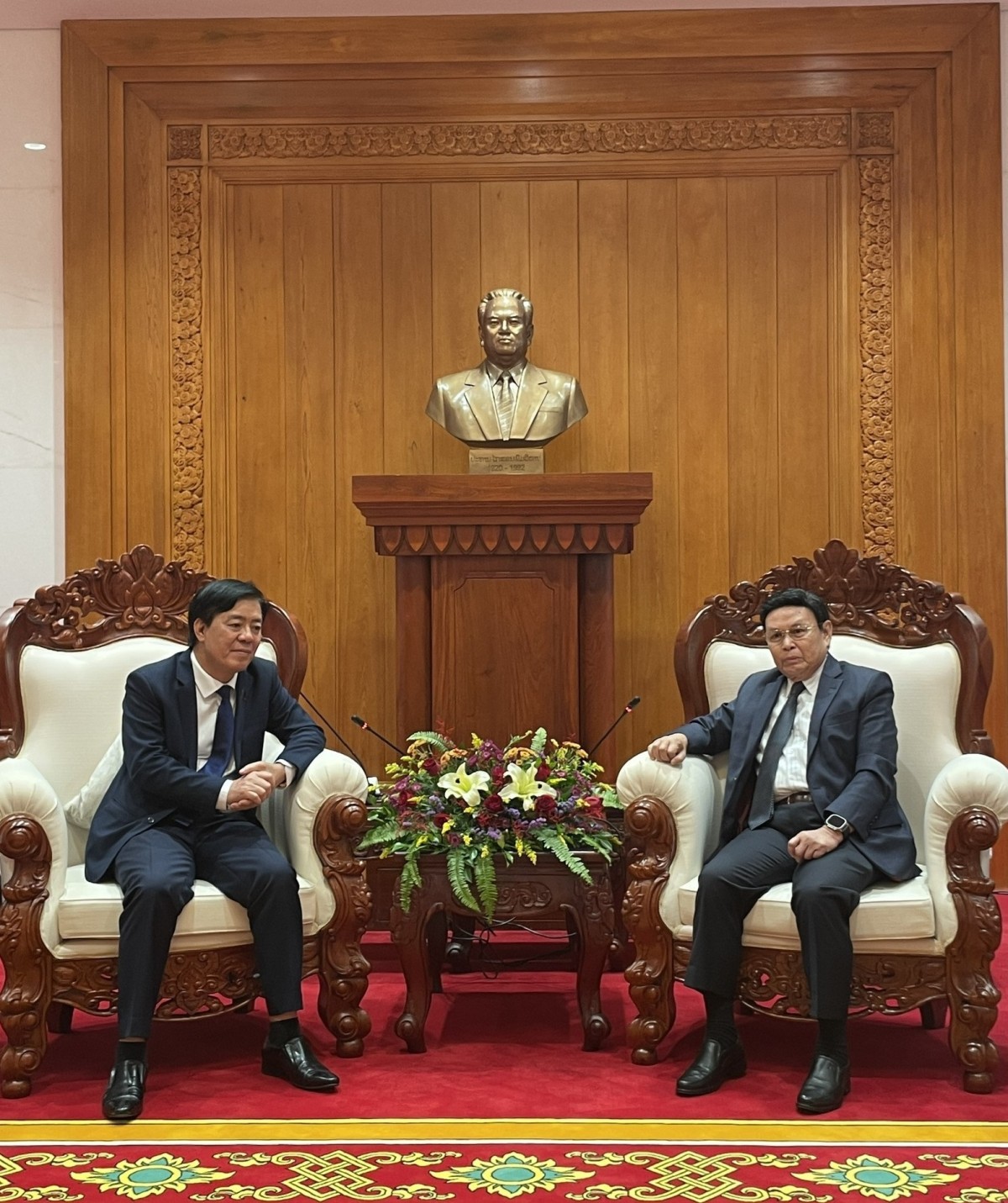 Ông Saysomphone Phomvihane (bên phải) - Uỷ viên Bộ Chính trị, Chủ tịch Quốc hội nước Cộng hoà dân chủ nhân dân Lào hội đàm với ông Ngô Văn Đông – TGĐ Cty Bình Điền.