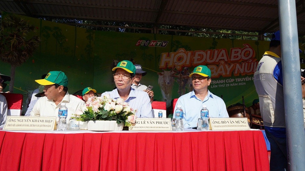 Các Đại biểu tham dự Hội đua bò Bảy Núi. Các Đại biểu tham dự Hội đua bò Bảy Núi.