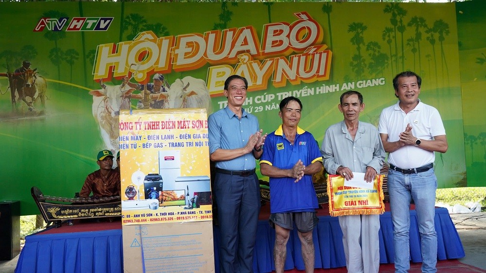 Ông Nguyễn Hồng Đức – Tỉnh ủy viên, Bí thư huyện ủy Tịnh Biên (bìa trái) và Ông Phan Văn Tâm – Phó Tổng Giám đốc Cty CP Phân bón Bình Điền (bìa phải) trao Giải Nhì cho ông Nguyễn Văn Cấn (phường An Phú, thị xã Tịnh Biên)– chủ nhân đôi bò xuất sắc về Nhì hội đua. Ông Nguyễn Hồng Đức – Tỉnh ủy viên, Bí thư huyện ủy Tịnh Biên (bìa trái) và Ông Phan Văn Tâm – Phó Tổng Giám đốc Cty CP Phân bón Bình Điền (bìa phải) trao Giải Nhì cho ông Nguyễn Văn Cấn (phường An Phú, thị xã Tịnh Biên)– chủ nhân đôi bò xuất sắc về Nhì hội đua.