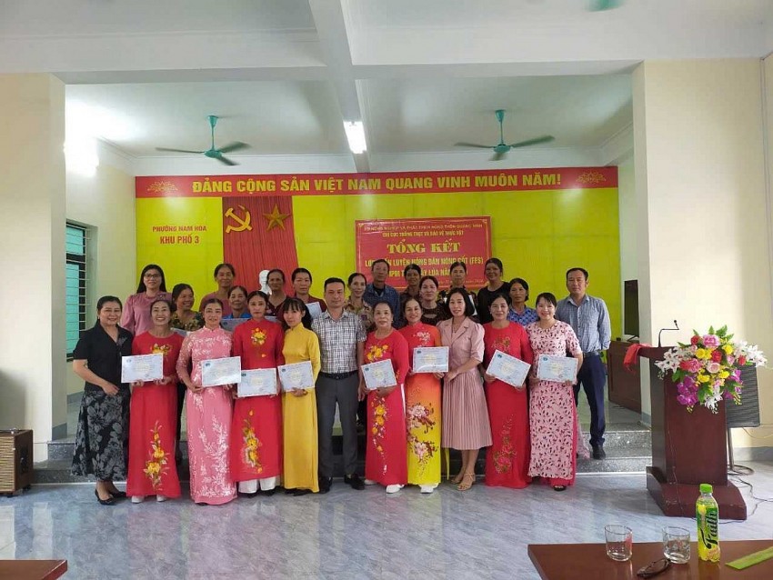 Ông Nguyễn Khắc Long trao chứng nhận cho học viên tham gia lớp huấn luyện nông dân nòng cốt (FFS) về IPM trên cây lúa năm 2024.