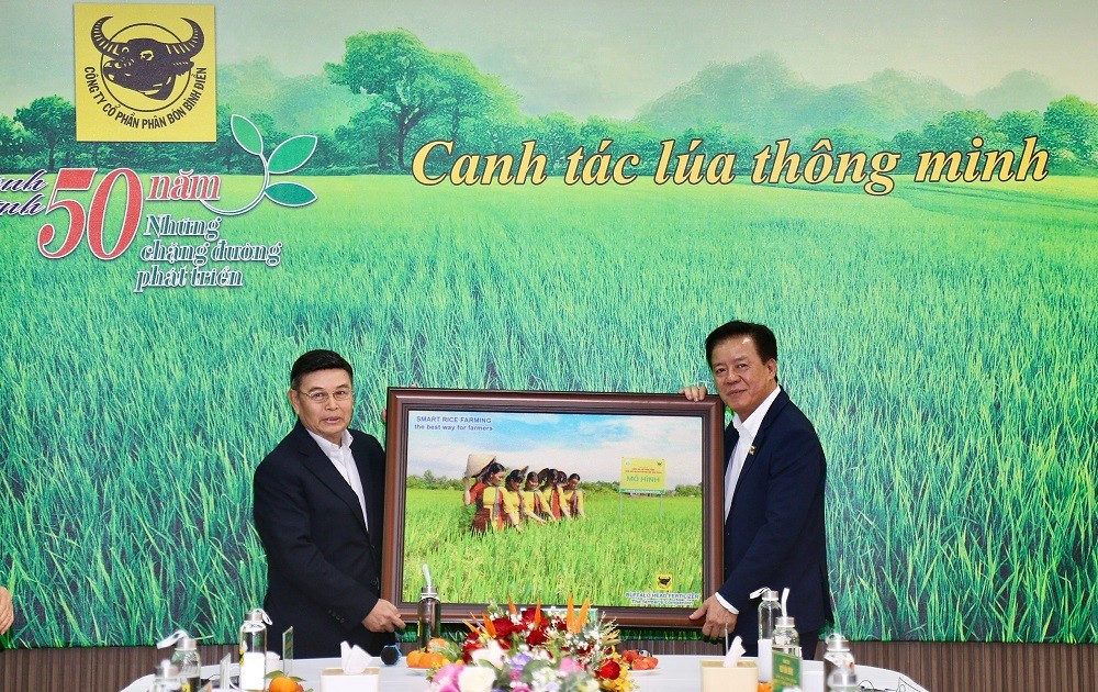 Chủ tịch Quốc hội Lào thăm Công ty Bình Điền: Hợp tác để phát triển nông nghiệp bền vững