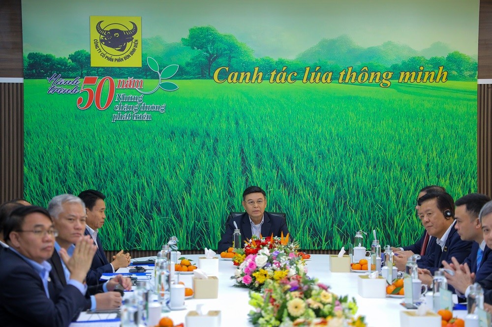 Chủ tịch Quốc hội Lào thăm Công ty Bình Điền: Hợp tác để phát triển nông nghiệp bền vững