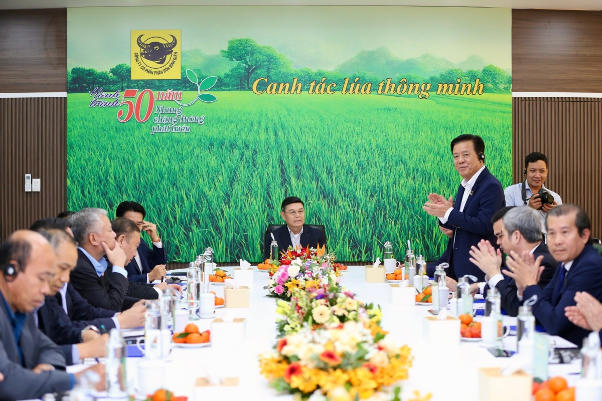 Chủ tịch Quốc hội Lào thăm Công ty Bình Điền: Hợp tác để phát triển nông nghiệp bền vững