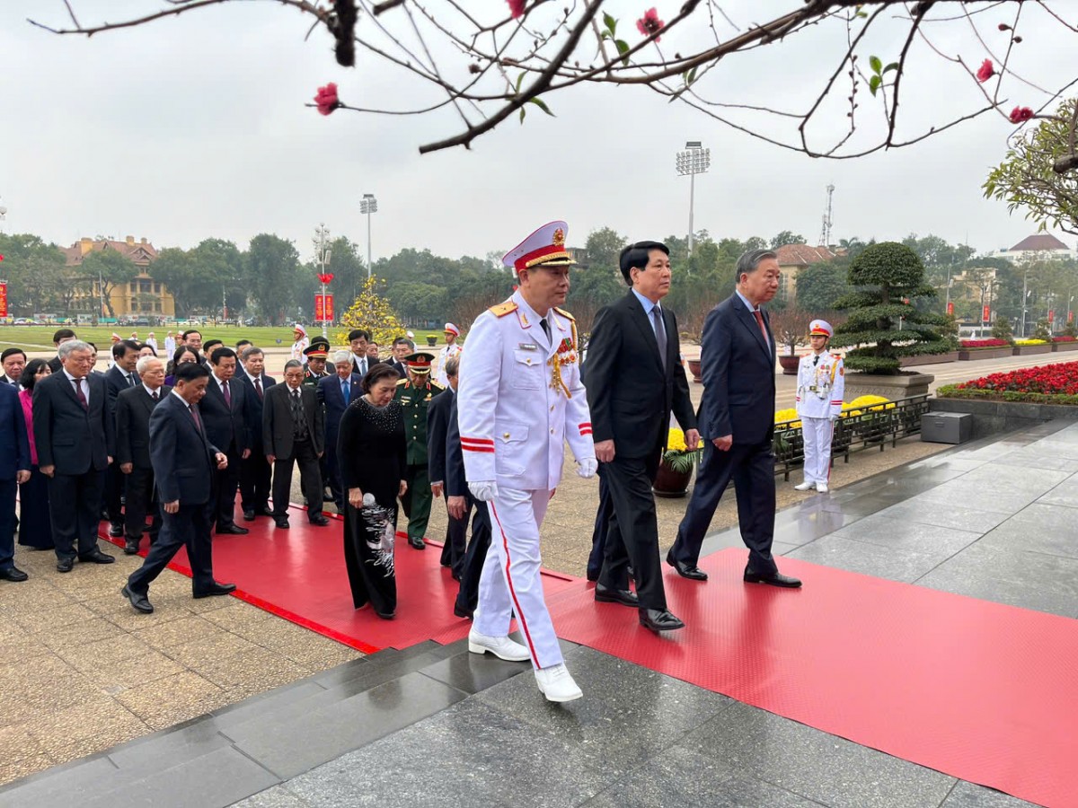 Đoàn đại biểu lãnh đạo Đảng, Nhà nước vào Lăng viếng Chủ tịch Hồ Chí Minh.