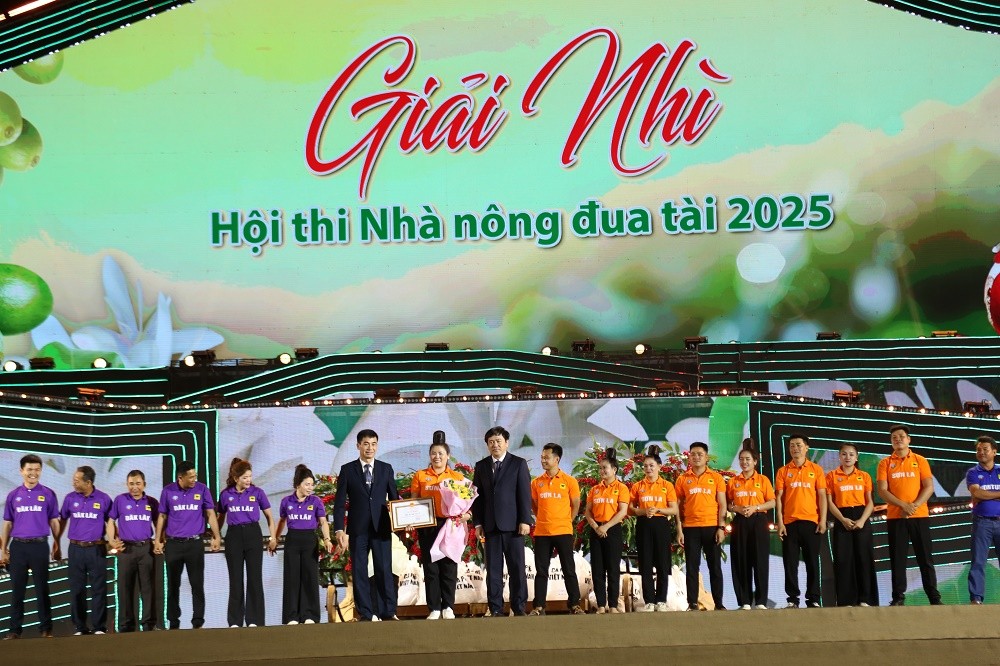 Ông Hoàng Văn Hồng – PGĐ Trung tâm Khuyến nông Quốc Gia và Ông Nguyễn Minh Huấn GĐ Sở NN và MT Tỉnh Đắk Lắk lên trao giả nhì cho đội Sơn La