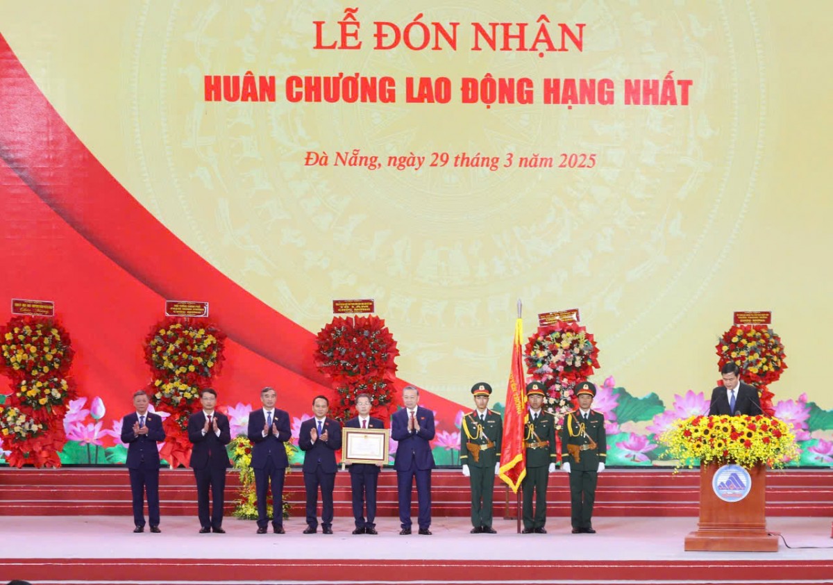 Đà Nẵng đón nhận Huân chương Lao động hạng Nhất nhân kỷ niệm 50 năm giải phóng