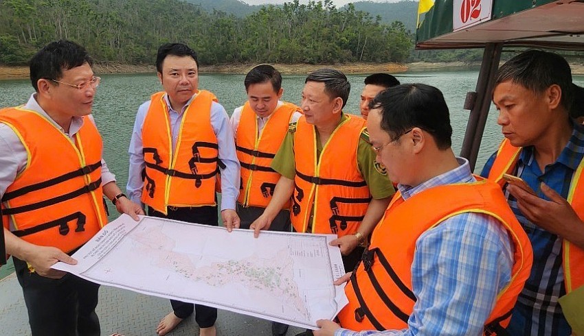 ông Nghiêm Xuân Cường đã đi kiểm tra, khảo sát tình hình quản lý lòng hồ Yên Lập và rừng phòng hộ hồ Yên Lập. Ảnh: Baoquangninh
