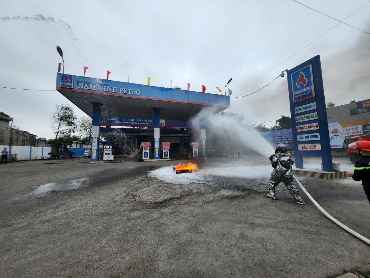 Quảng Ninh: Thực tập phương án chữa cháy tại Cửa hàng xăng dầu Phương Nam