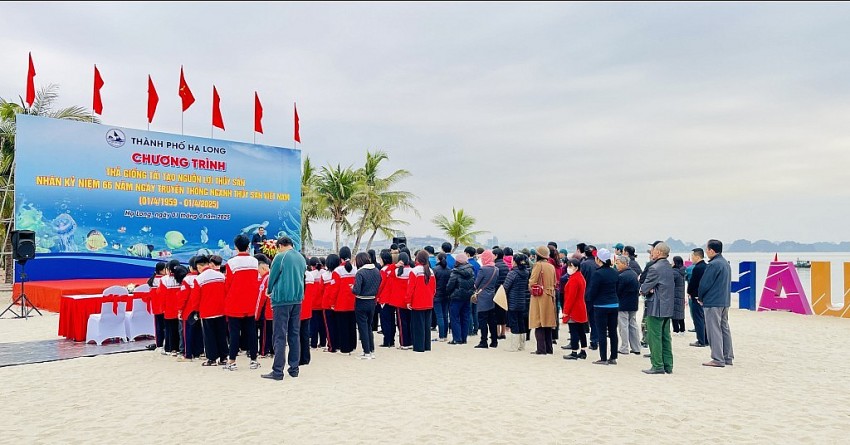 đại biểu, nhân dân và các em học sinh tham gia lễ thả cá giống tại bãi tắm Khu du lịch Tuần Châu.