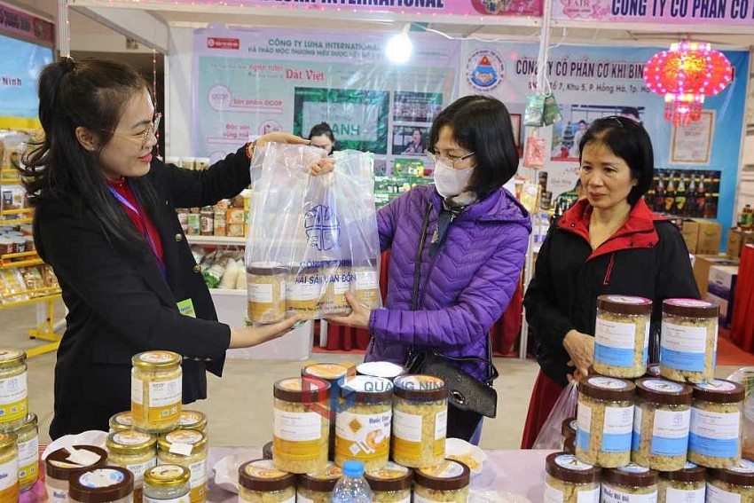 Người dân mua sắm hàng hóa tại Hội chợ OCOP Quảng Ninh