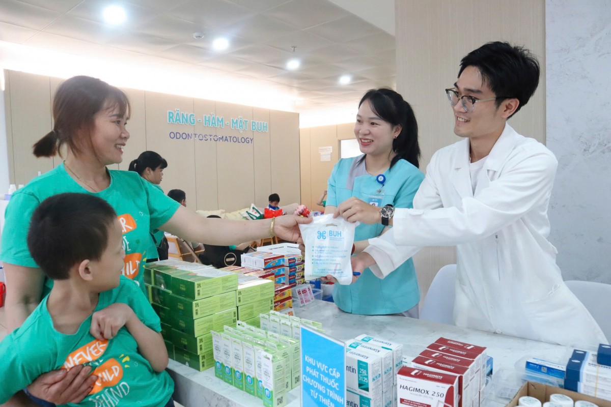 Bệnh viện ĐH Y dược Buôn Ma Thuột khám, chữa bệnh miễn phí cho trẻ bại não