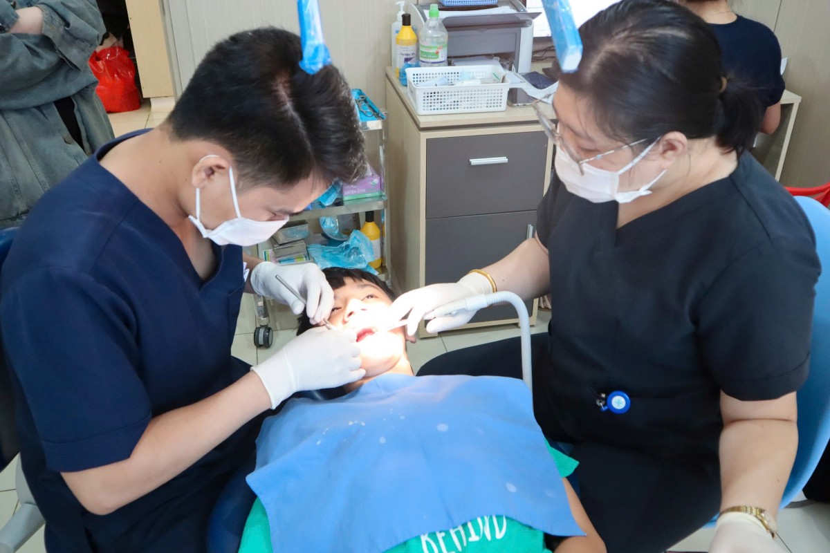 Bệnh viện ĐH Y dược Buôn Ma Thuột khám, chữa bệnh miễn phí cho trẻ bại não