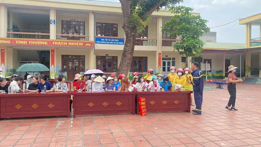 Cán bộ PCCC hướng dẫn các biện pháp phòng cháy, chữa cháy Cán bộ PCCC hướng dẫn các biện pháp phòng cháy, chữa cháy