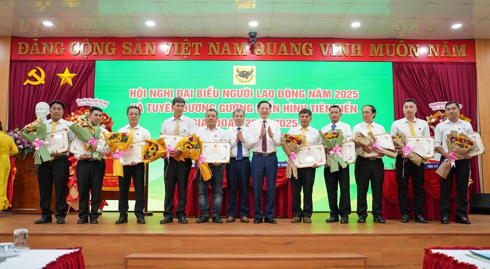 Ông NGUYỄN HỮU TÚ – Phó Bí thư Đảng ủy, Tổng Giám đốc Tập đoàn Hóa chất Việt Nam và ông NGUYỄN VĂN THIỆU - Chủ tịch Hội đồng Quản trị Công ty CP Phân bón Bình Điền khen thưởng các cá nhân đạt danh hiệu “Chiến sĩ thi đua cấp cơ sở” tại Hội nghị Đại biểu Người lao động năm 2025 và Tuyên dương gương điển hình tiên tiến giai đoạn 2020-2025.