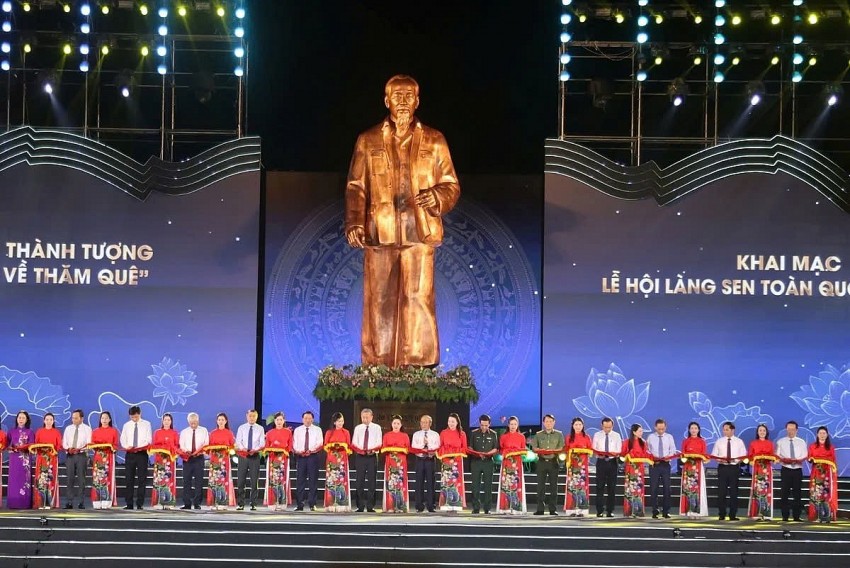 Lễ hội Làng Sen và khánh thành Tượng đài “Bác Hồ về thăm quê”