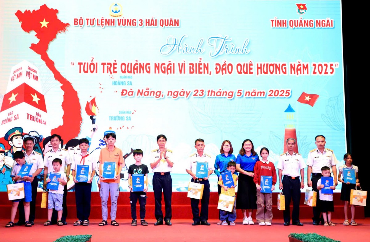 Hành trình “Tuổi trẻ Quảng Ngãi vì biển, đảo quê hương”