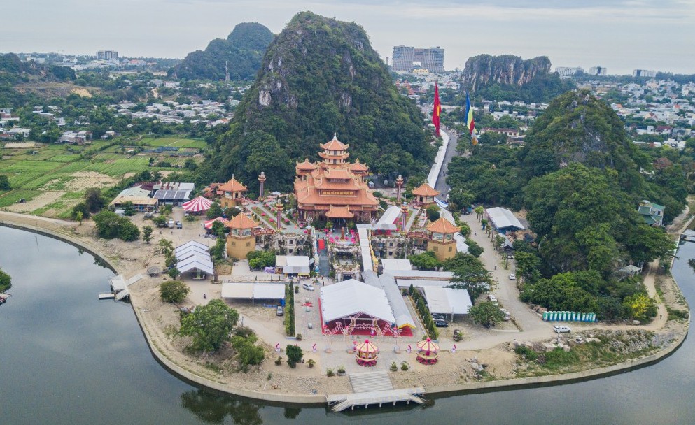 Chiêm bái xá lợi Phật giữa lòng Ngũ Hành Sơn