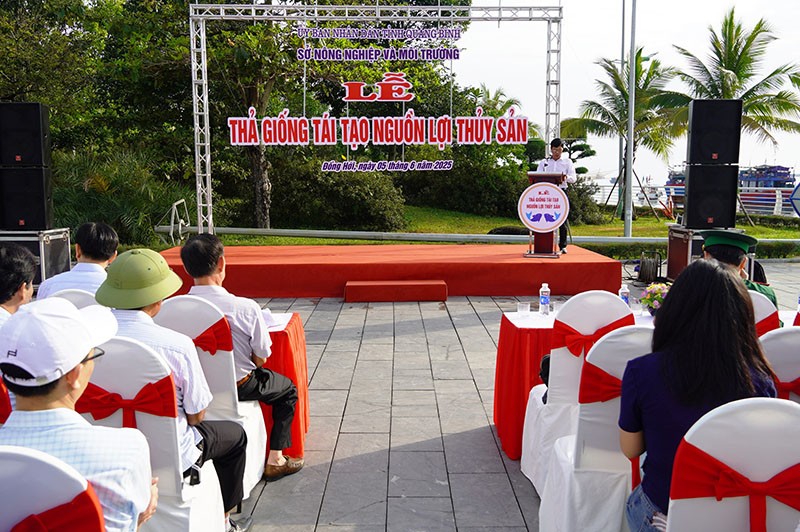 Quảng Bình tiến hành thả hàng triệu tôm, cá giống tái tạo nguồn lợi thủy sản