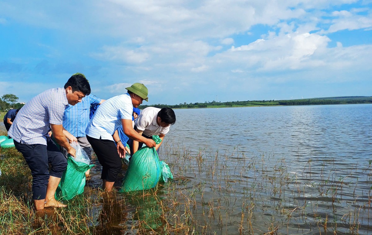 Quảng Bình tiến hành thả hàng triệu tôm, cá giống tái tạo nguồn lợi thủy sản