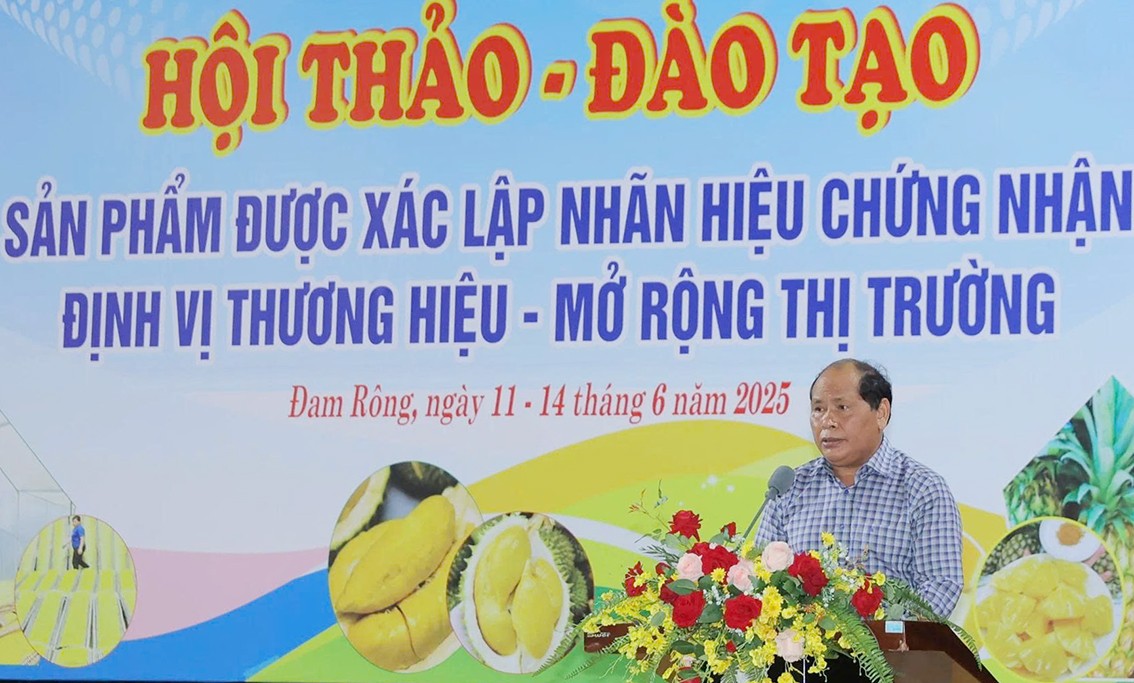 Phó Chủ tịch Ủy ban nhân dân huyện Đam Rông Liêng Hót Ha Hai phát biểu tại hội thảo.