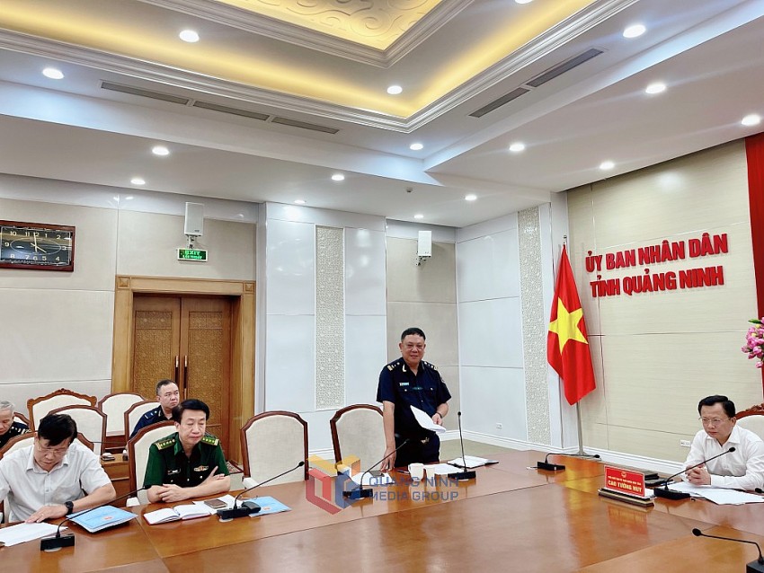 Lãnh đạo Chi cục Hải quan khu vực VIII, báo cáo, kết quả công tác chống buôn lậu, gian lận thương mại và hàng giả trên địa bàn tỉnh.Ảnh: QMG