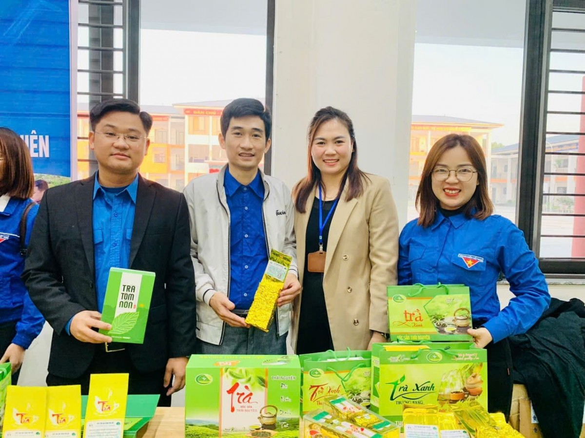 Anh Tuấn giới thiệu các sản phẩm trà của HTX tại hội chợ