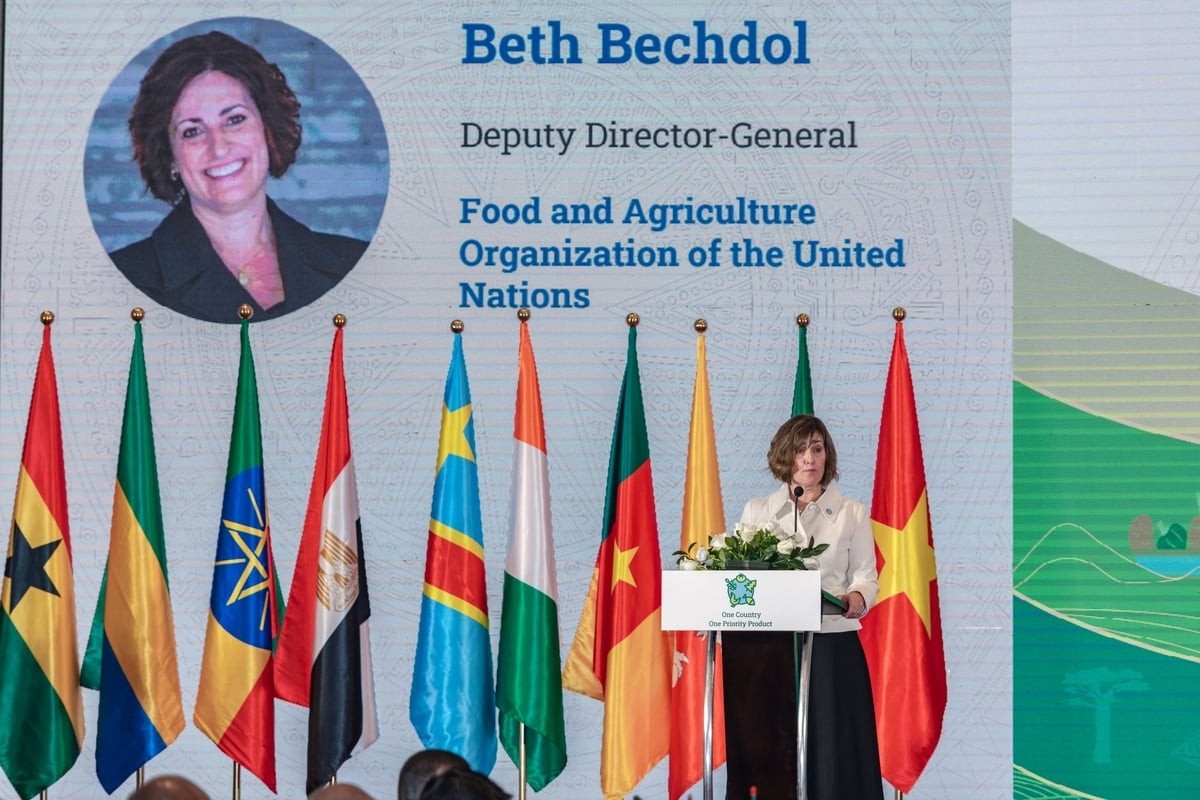 Bà Beth Bechdol - Phó Tổng Giám đốc FAO phát biểu về ý nghĩa sáng kiến OCOP tại diễn đàn. (Ảnh: Bộ Nông nghiệp và Môi trường)