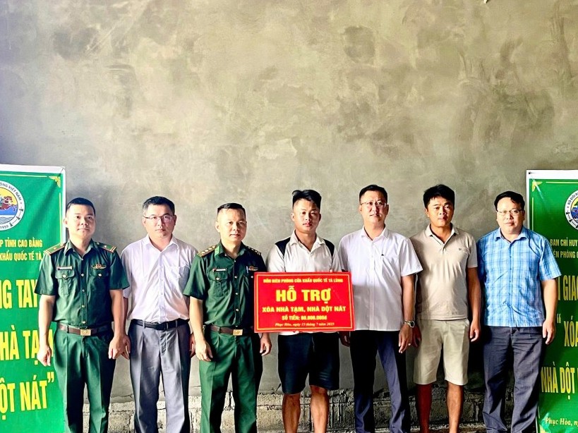 Cao Bằng: Trao kinh phí hỗ trợ hộ nghèo xóa nhà tạm, nhà dột nát