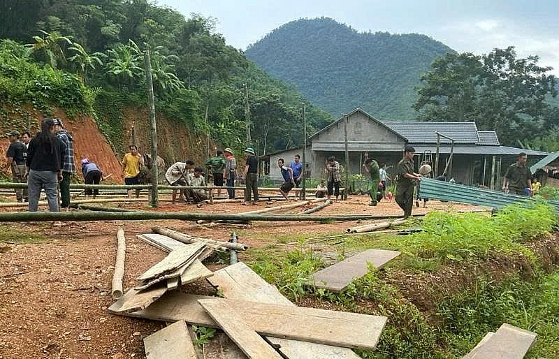 Lực lượng Công an tham gia giúp dân dựng lều trại.