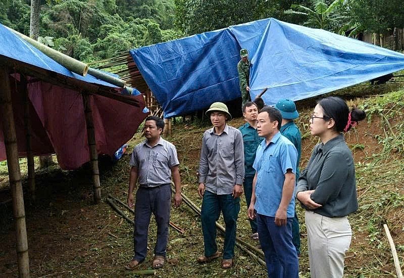 Lãnh đạo xã Trung Hạ kiểm tra khu vực và lán trại cho nhân dân tránh mưa bão.