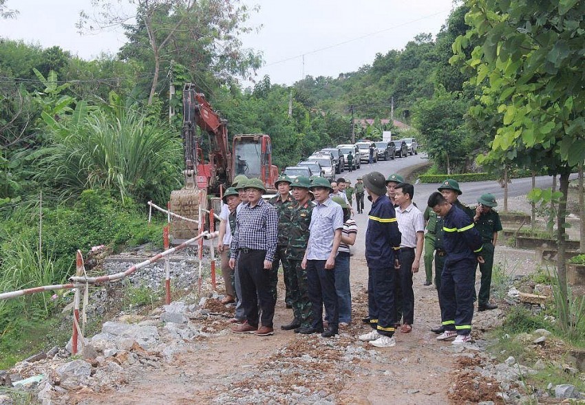 ông Mai Xuân Liêm cùng đoàn công tác kiểm tra tến quốc lộ 15A tại xã Pù Nhi.