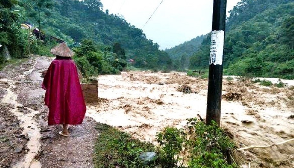 Nghệ An: Lũ quét khiến nhiều bản làng bị cô lập, hàng trăm ngôi nhà bị tốc mái, hư hỏng