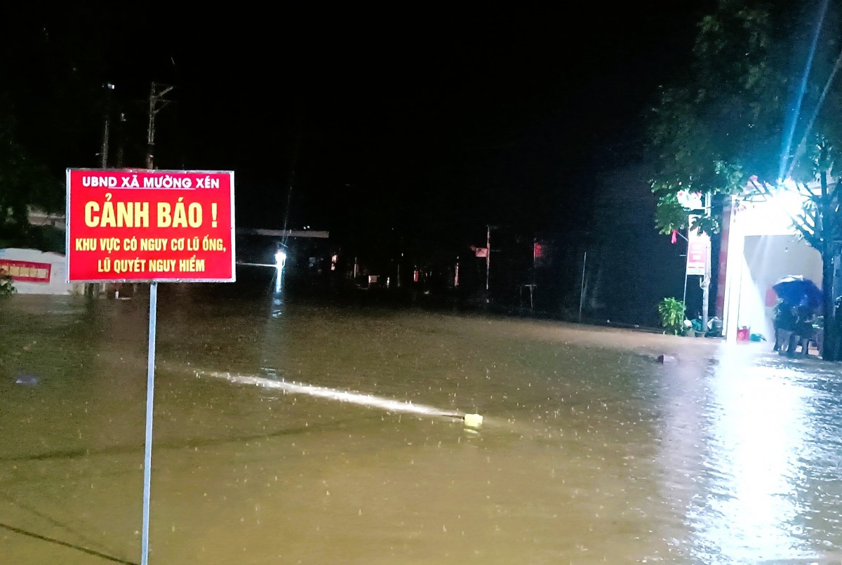 Nghệ An: Người dân miền núi tất tả chạy lũ trong đêm, cụ bà 70 tuổi mất tích