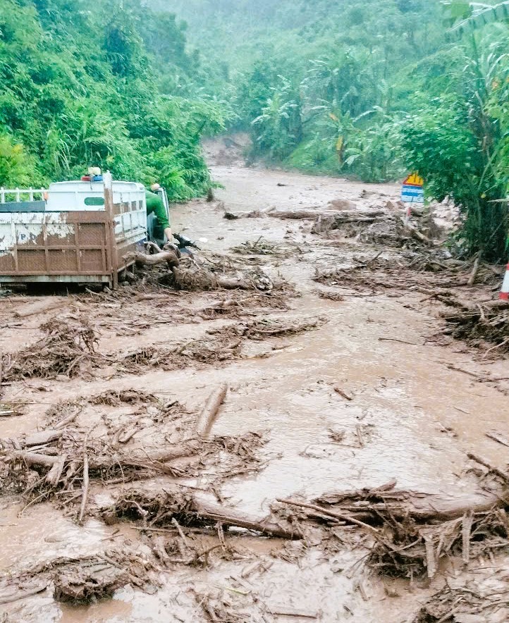 Nghệ An: Người dân miền núi tất tả chạy lũ trong đêm, cụ bà 70 tuổi mất tích