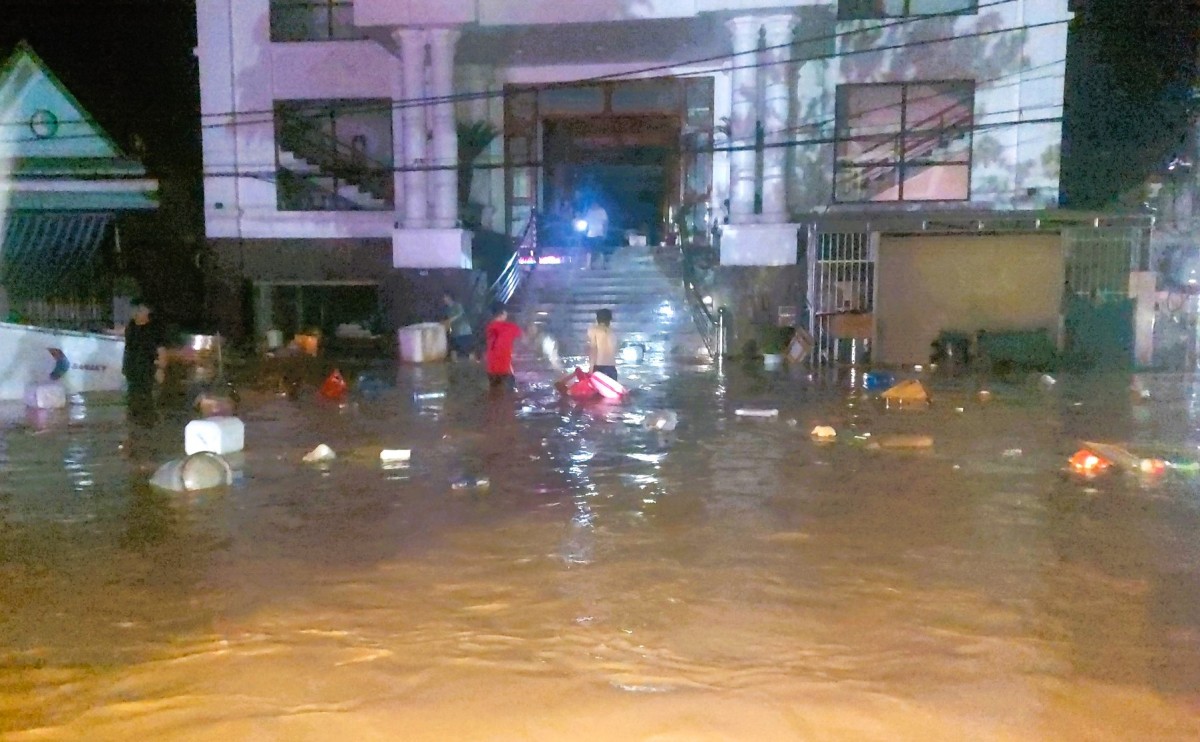 Nghệ An: Người dân miền núi tất tả chạy lũ trong đêm, cụ bà 70 tuổi mất tích