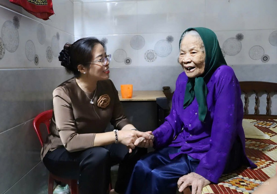 Phó Bí thư Tỉnh ủy Đắk Lắk thăm các gia đình chính sách, người có công