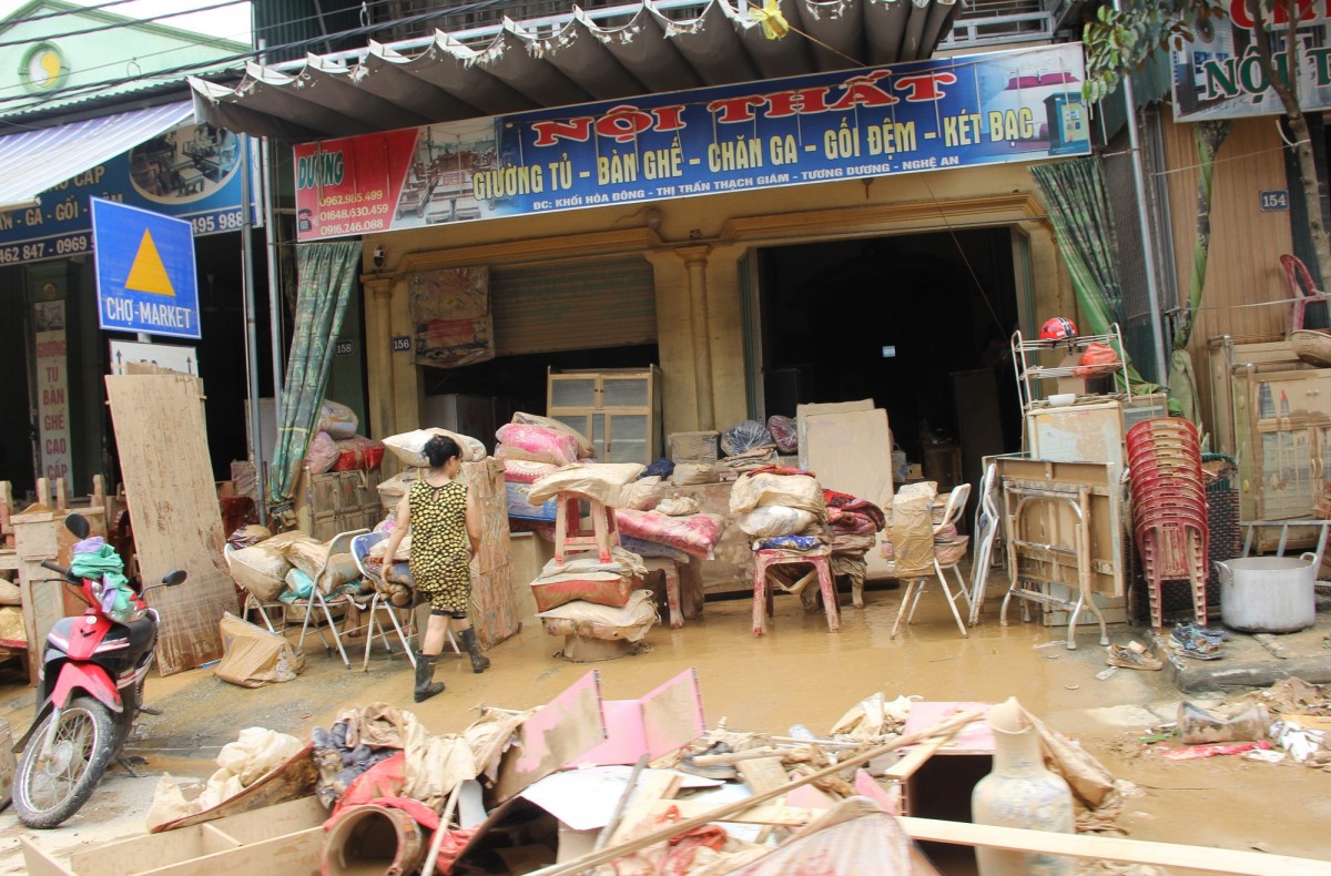 Lấm lem bùn đất, nỗ lực khắc phục hậu quả ở "tâm lũ" Tương Dương