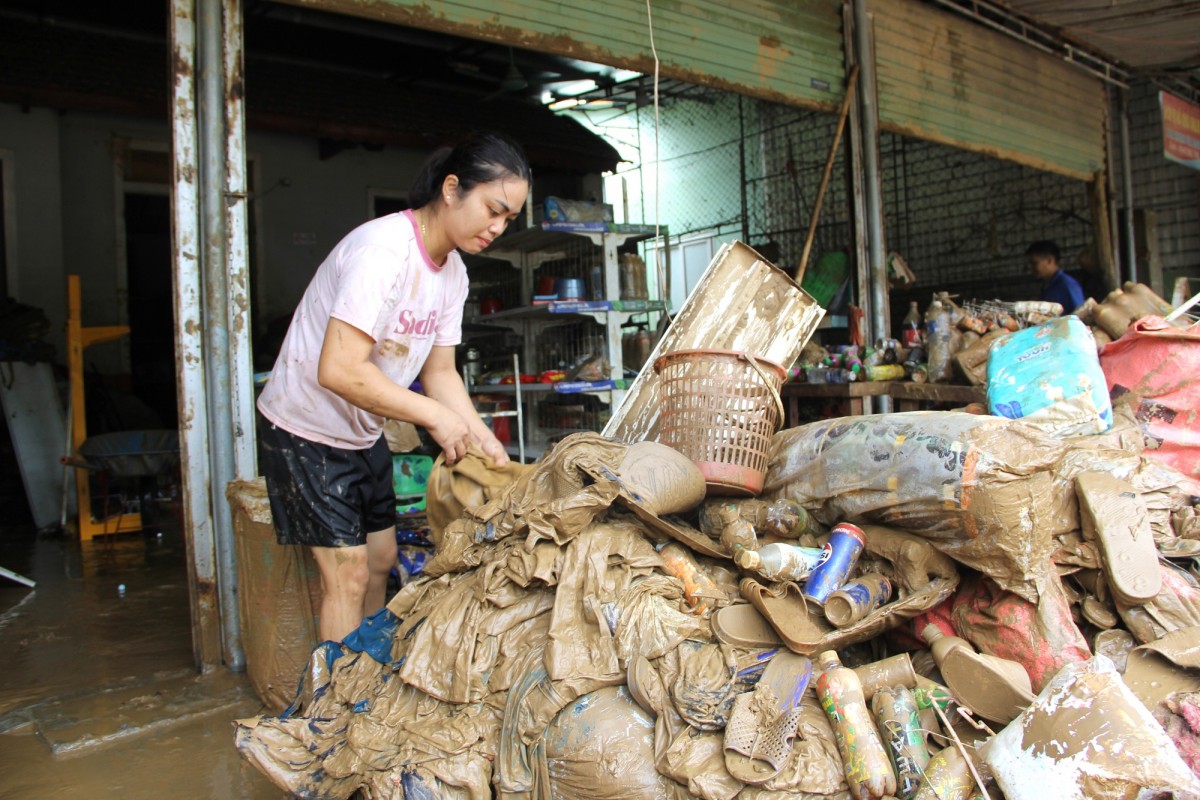 Lấm lem bùn đất, nỗ lực khắc phục hậu quả ở 