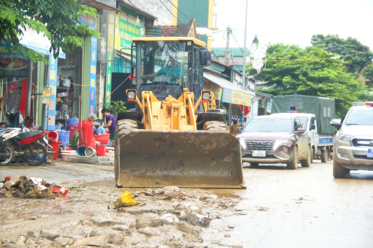 Lấm lem bùn đất, nỗ lực khắc phục hậu quả ở 
