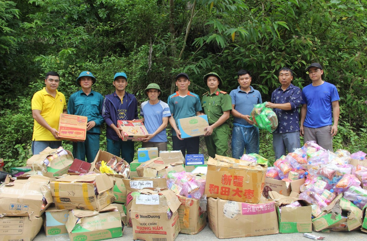 Nghệ An: Nỗ lực vượt sông chảy xiết, tiếp tế nhu yếu phẩm cho hàng trăm hộ dân bị cô lập