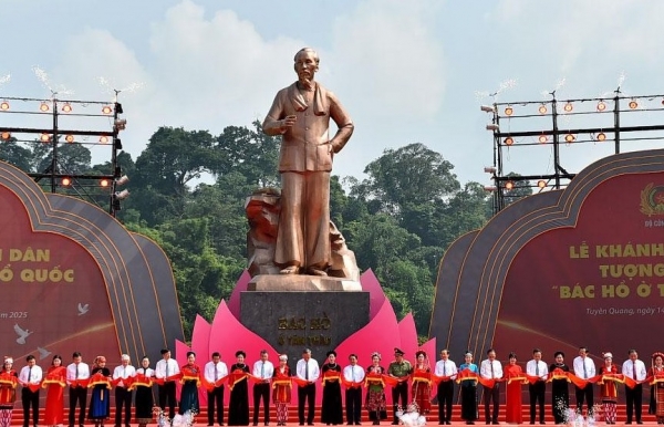 Khánh thành Tượng đài “Bác Hồ ở Tân Trào”