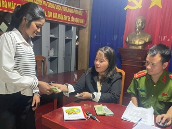 Đồng bào Xơ Đăng xã Tu Mơ Rông phấn khởi nhận quà nhân dịp Quốc khánh 2/9