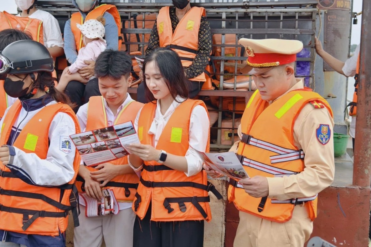 Hà Nội: Tăng cường bảo đảm an toàn giao thông đường thủy cho học sinh trước thềm năm học mới