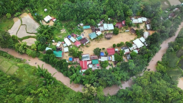 Trẻ em làng Aur háo hức đón mùa Trung thu đầu tiên