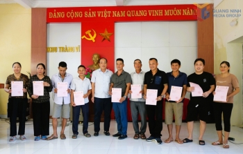 Quảng Ninh: Các hộ dân nhận giấy chứng nhận quyền sử dụng đất mặt nước nuôi trồng thủy sản (đợt 1)