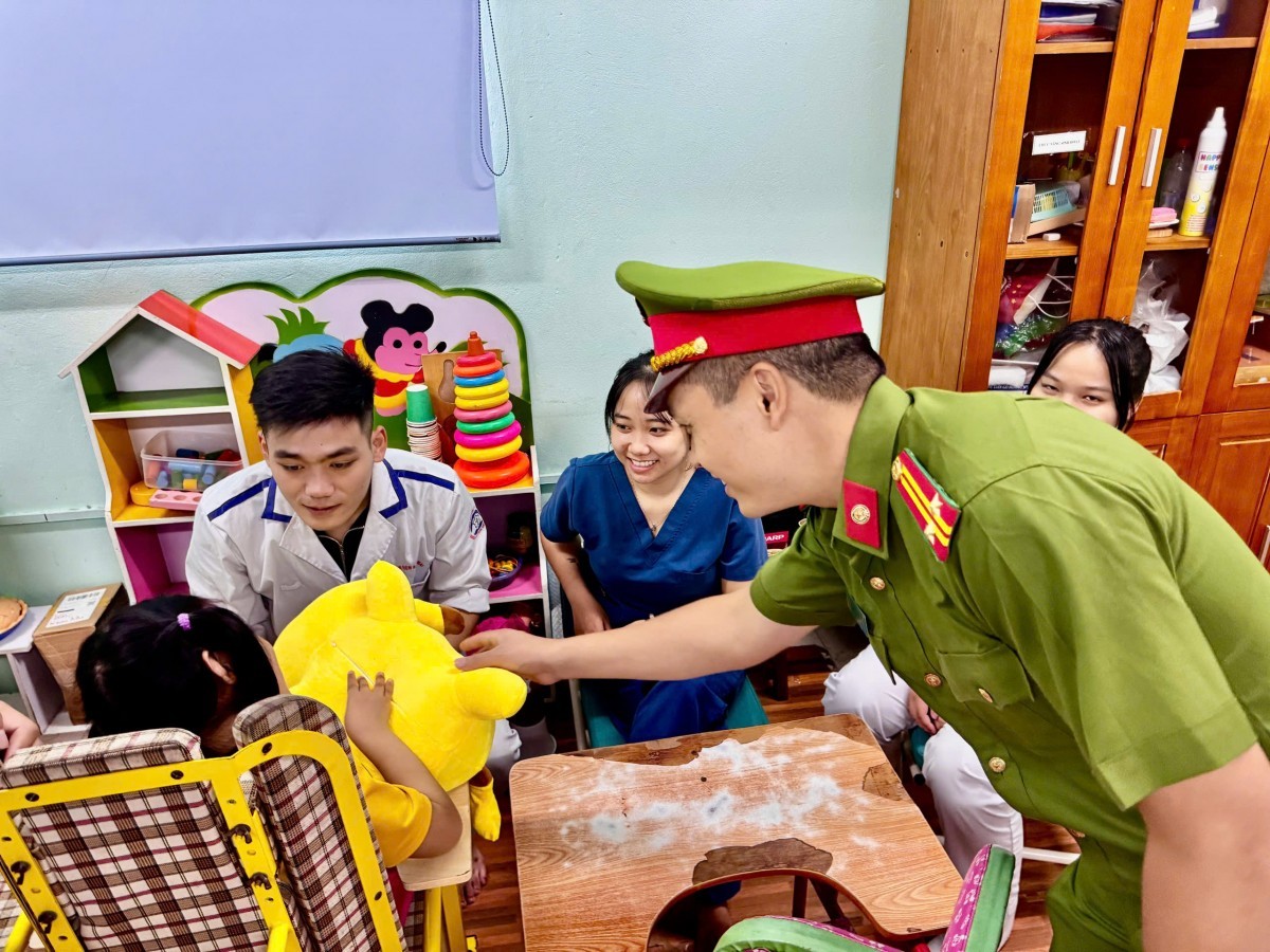 CAP Tây Hồ trao tặng 100 suất quà cho các bệnh nhi khuyết tật